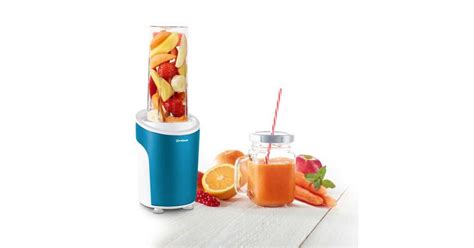 Smoothie készítő gép különböző gyümölcsökkel és jégkásával