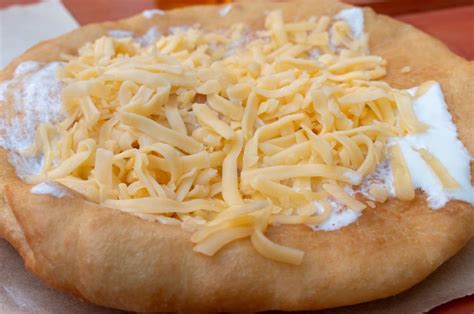 Lángos feltétekkel: sajt, tejföl, fokhagyma
