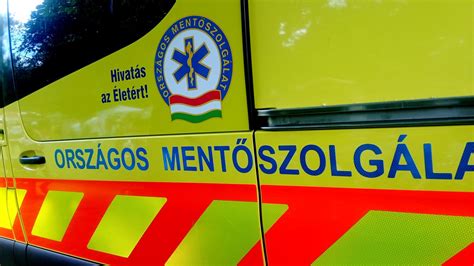 Mentőautó szirénázva rohan egy városon keresztül