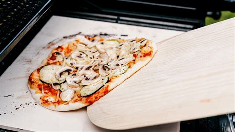 Grill pizza pizzakövön