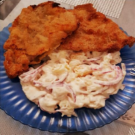 Franciasaláta tálon, rántott hússal
