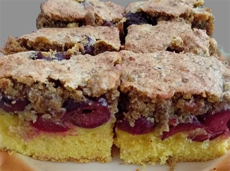 Szeletelt meggyes barna süti tálalva