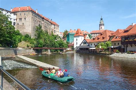 Český Krumlov látképe a Moldva folyóval és a várral