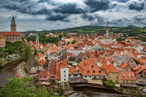 Český Krumlov történelmi idővonalát bemutató infografika