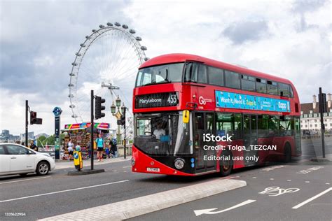 Híres piros emeletes buszok London utcáin