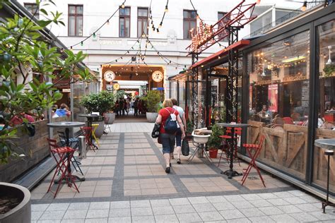 A Gozsdu Udvar esti fényei és a történelmi épületek hangulata