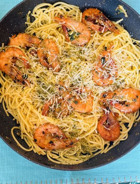 Garnélarákos spagetti tányéron, friss petrezselyemmel