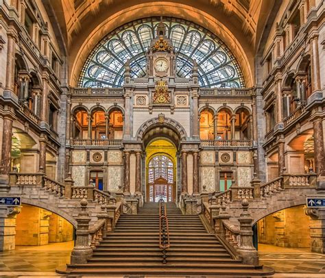 Antwerpen Central Station éjszakai világítása