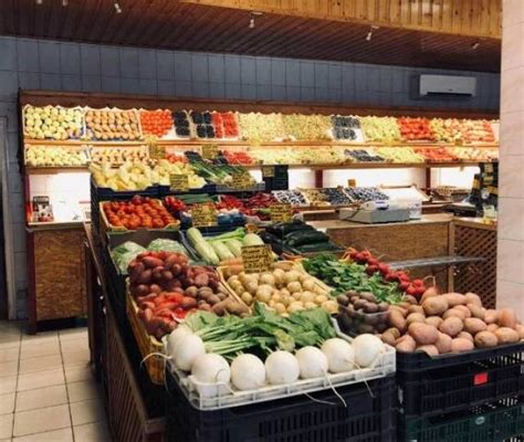 A Yasar Halim zöldséges üzlet belső tere, ahol a friss termékek találkoznak a közösségi élettel