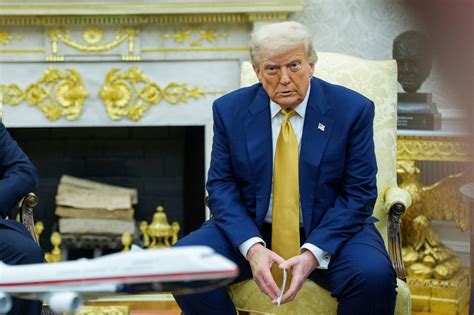 Donald Trump elnök a Fehér Ház rózsakertjében kegyelmez meg egy pulykának.