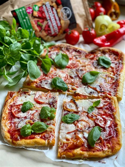 Vékony tésztás pizza feltétekkel