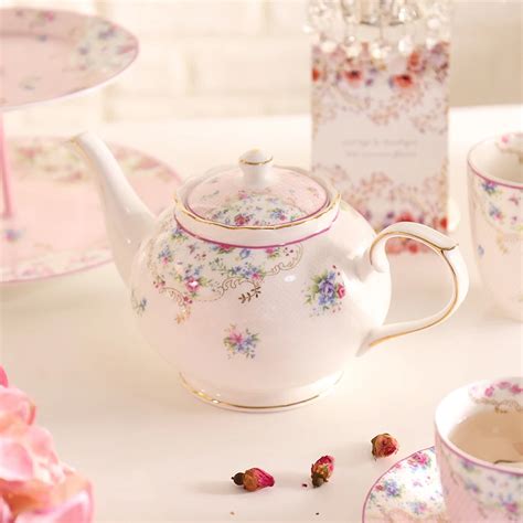 Tea szervírozása elegáns porcelán készletben