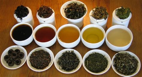 Különböző teafajták és levelek