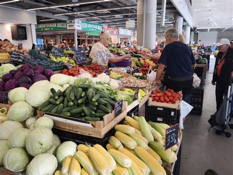 friss uborkák a piacon