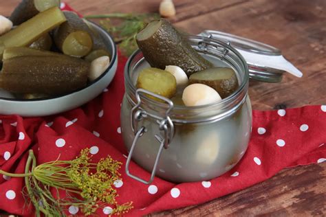 Uborka befőttes üvegben kaporral és fokhagymával