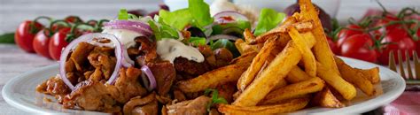 Különböző gyros tálak és kebab ételek