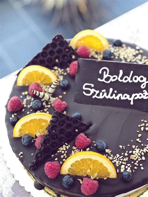 A kaposvári Fő utca 53. homlokzata, az Eszti’s Snacks logójával
