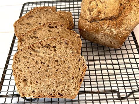 Teljes kiőrlésű kenyér és zöldségek