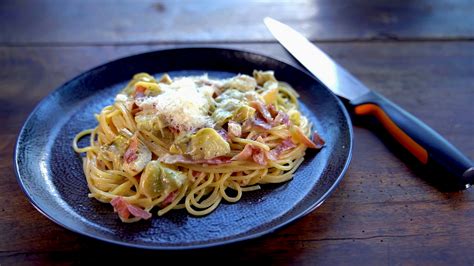 Egy játékos spagetti szálat húz ki