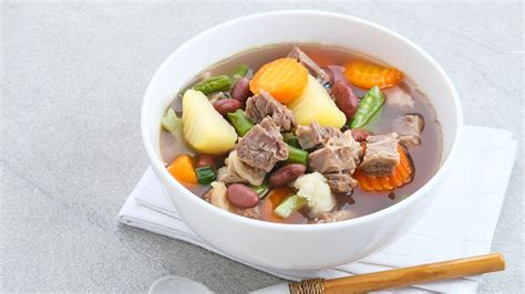 Gőzölgő húsleves tálban