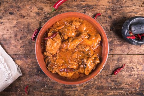 Két különböző tál étel: egyik pörköltre, másik tokányra hasonlít