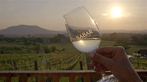 Egy pohár olaszrizling egy tál tokány mellett