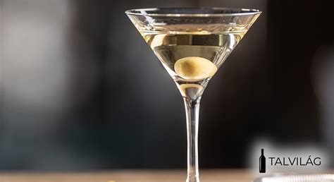 Martini koktél elkészítése és díszítése