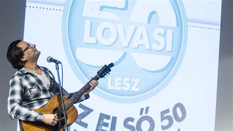 Lovasi András koncerten gitárral