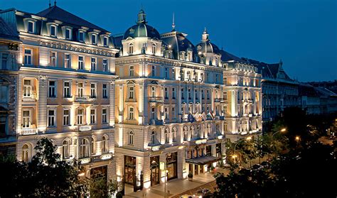 A Szamos Royal Cukrászda bejárata a Corinthia Grand Hotel Royal épületében