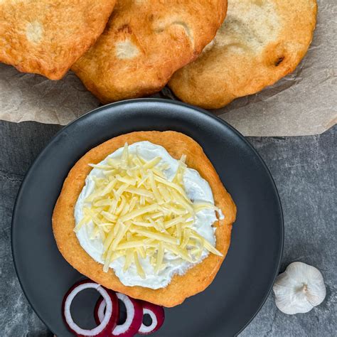 Frissen sült házi lángos egy tányéron