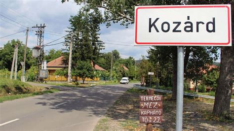 Kozárd település látképe madártávlatból, középpontban az étteremmel