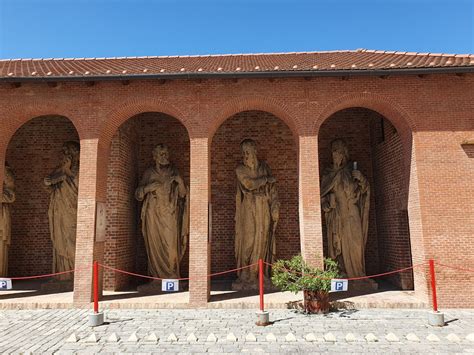 Apostolok osztják szét a kenyeret a tömegnek