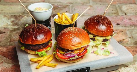 Kész hamburger tányéron sült krumplival