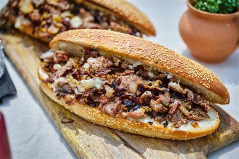 Philly cheesesteak szendvics alapanyagai