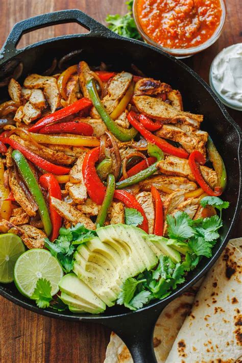 Csirke fajita tál különböző összetevőkkel