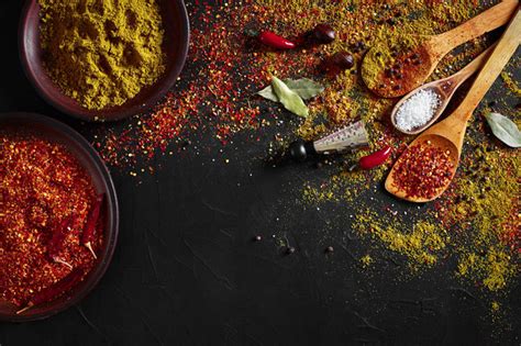 Különböző fűszerek, mint koriander, kömény és paprika