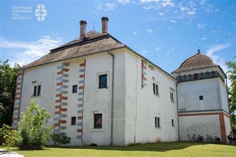 A Mágóchy-kastély homlokzata címeres kővel
