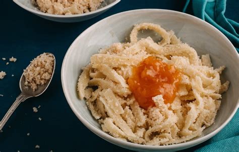 grízes tészta tálalva baracklekvárral és porcukorral