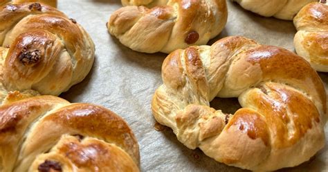 Frissen sült lussekatt kalácsok