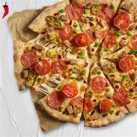 Pizzák egymás mellett, mellette egy kedvezményes táblával
