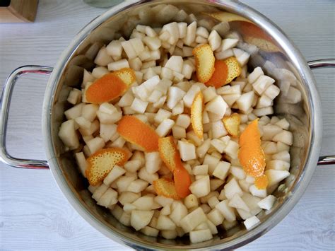 Linzertészta pihen a hűtőben