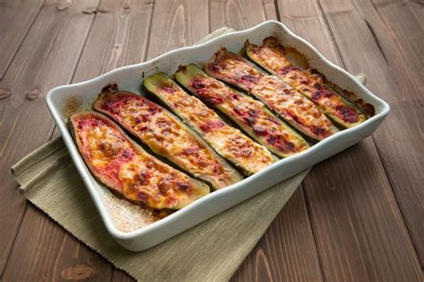 Baconnel töltött cukkinihajó