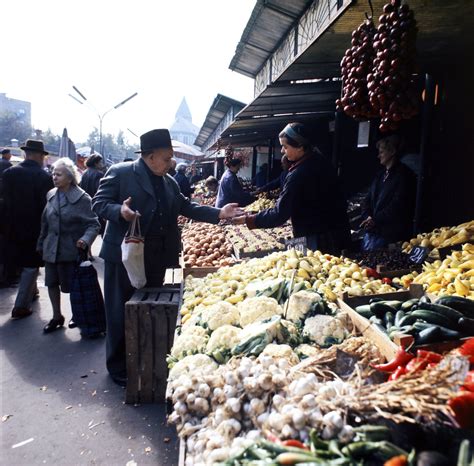 Piac téri üzletsor látképe és a forgalmas közterület elhelyezkedése