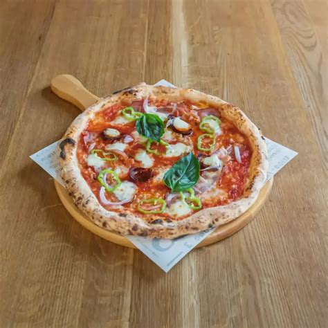 Különböző feltétek egy olasz pizzán