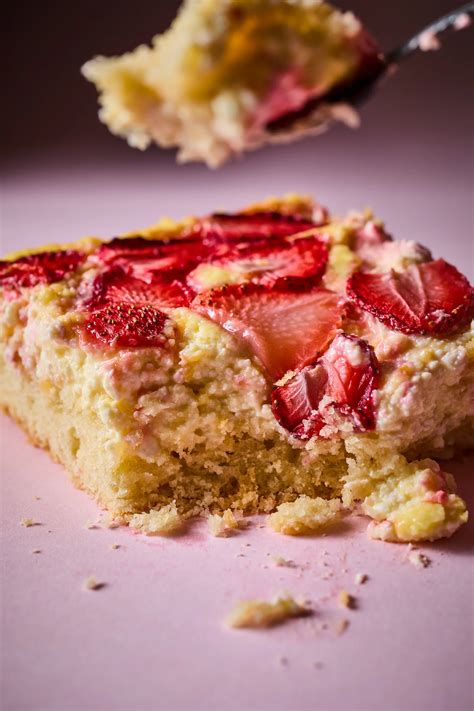Epres túrós szelet egy pohár limonádéval