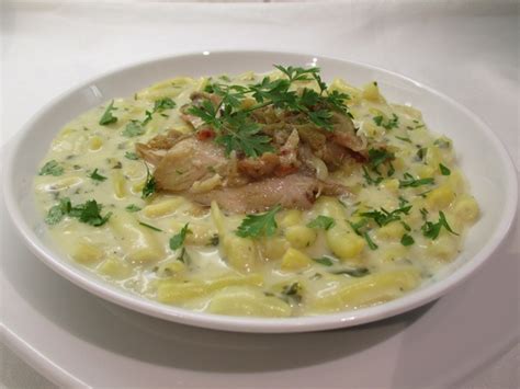 Tálalt zöldbabfőzelék friss petrezselyemmel