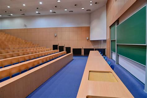Egyetemi előadóterem, ahol a bioetika témája kerül bemutatásra