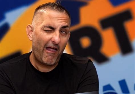 Gáspár Győző humoros arckifejezéssel, séfkabátban