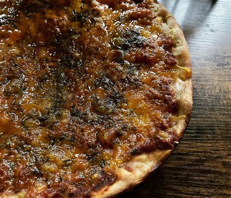 A Kredenc kovászos pizzája helyi alapanyagokkal