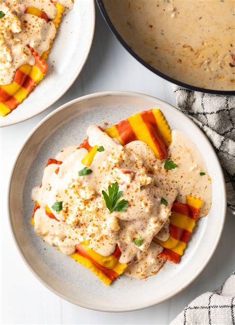 Töltött ravioli tésztakorongok